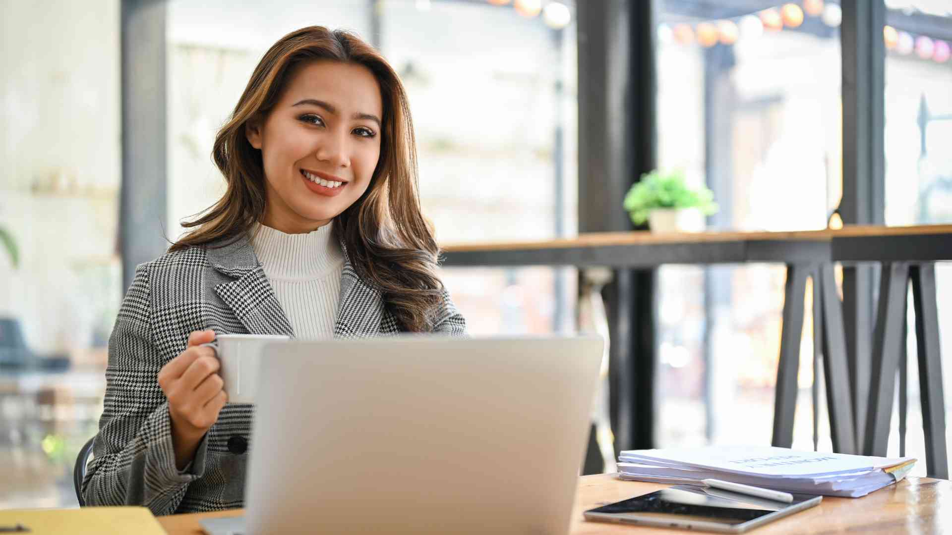 A Filipino virtual assistant working to support business operations
