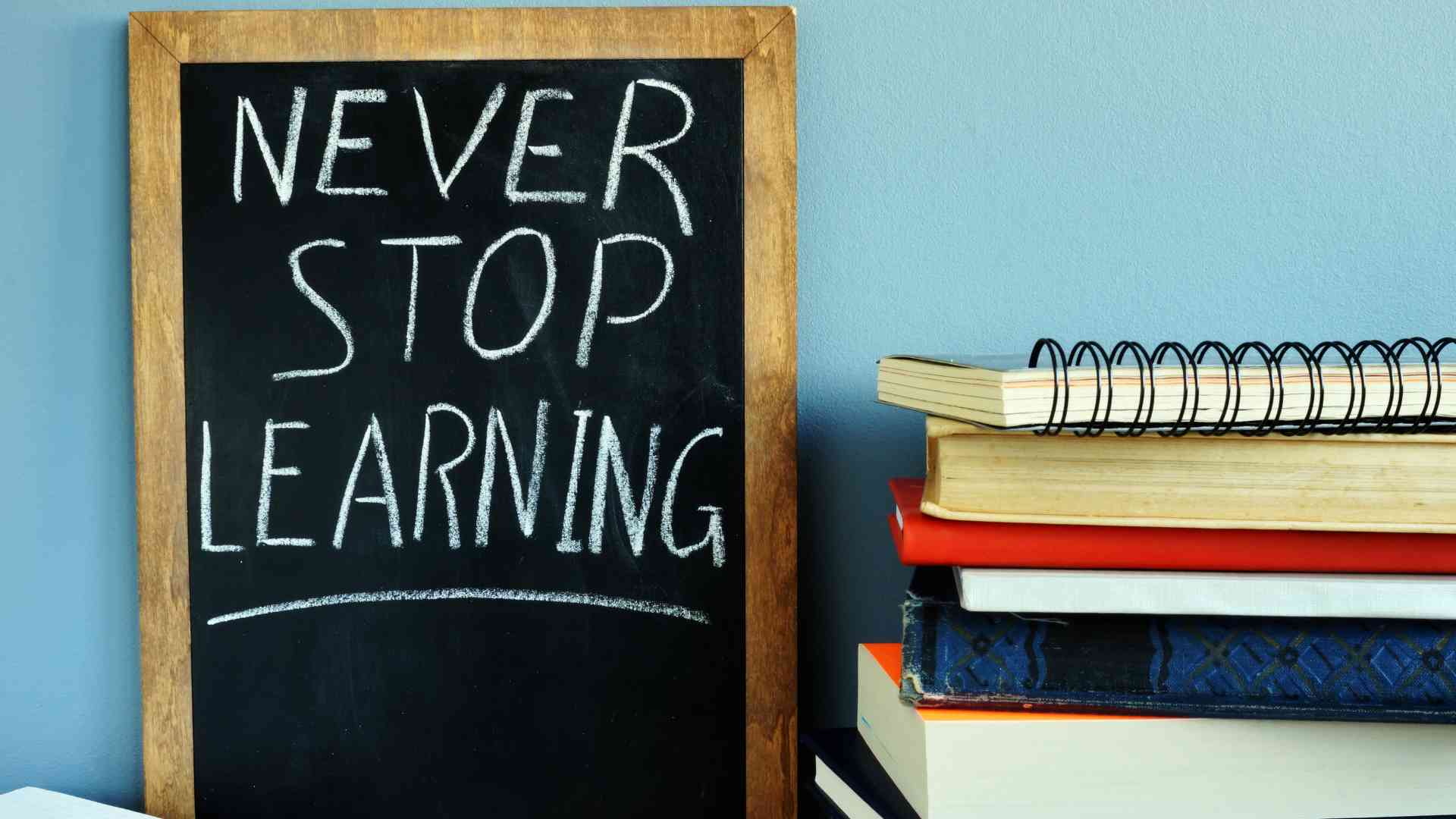 A board saying "never stop learning", symbolizes encouragement to the team and leader to continuously learn.